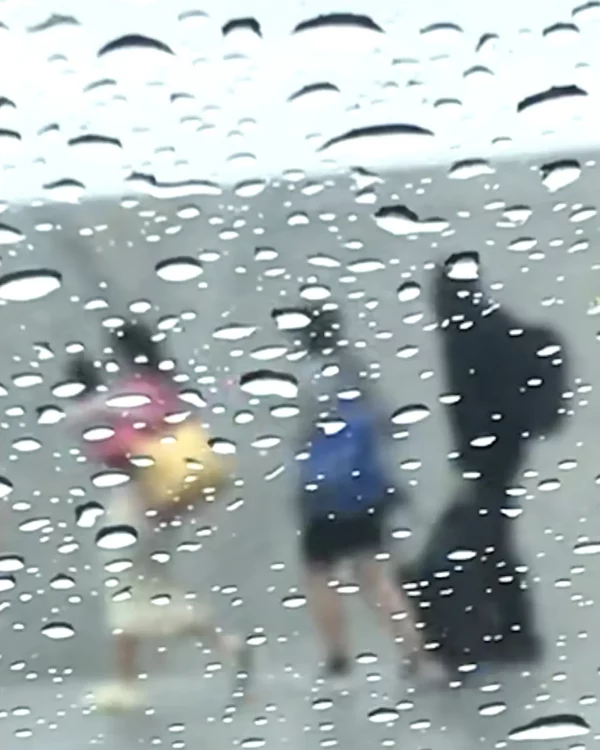 Photographie d’art impressionniste en tirage limité, trois silhouettes colorées et floues qui marchent sous la pluie - Sophie Moisan