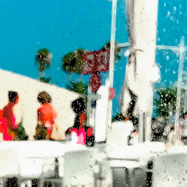 Photographie impressionniste Hollywood de Sophie Moisan, silhouettes floues habillées de rouge dans un décor de mobilier blancs sous le ciel bleu de la Riviera française.