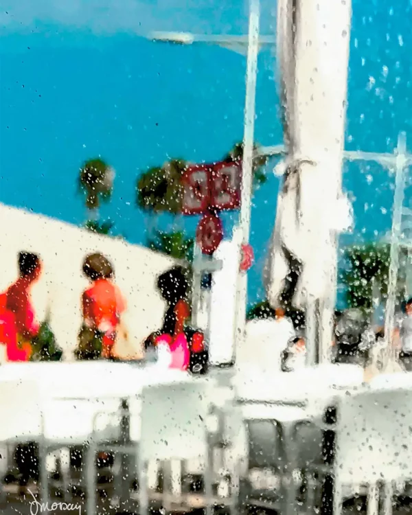 Photographie d’art impressionniste en tirage limité, silhouettes floues habillées de rouge dans un décor épuré, sous le ciel bleu de la Riviera française. — Sophie Moisan