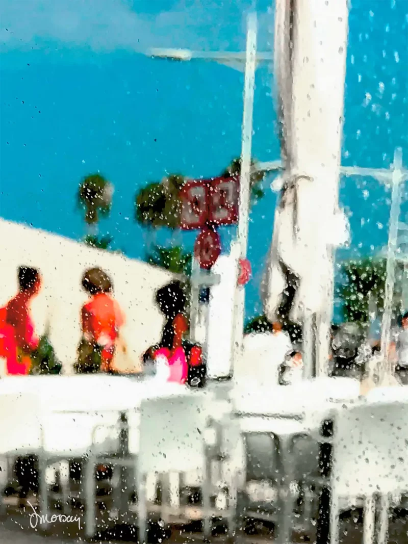 Photographie impressionniste Hollywood de Sophie Moisan, silhouettes floues habillées de rouge dans un décor de mobilier blancs sous le ciel bleu de la Riviera française.