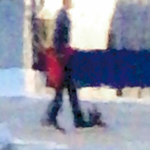 Photographie impressionniste Le marchant de rêves de Sophie Moisan, silhouette floue et son sac rouge marchand dans le bleu sous la pluie.