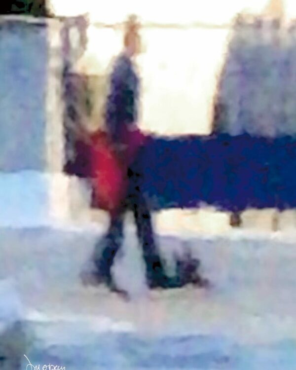 Photographie impressionniste en tirage limité, silhouette floue et son sac rouge marchand dans le bleu sous la pluie - Sophie Moisan