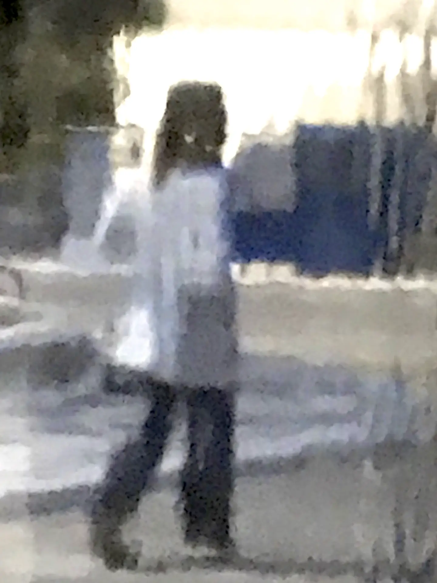 Photographie d’art impressionniste en tirage limité, silhouette féminine marchand sur une place - Sophie Moisan