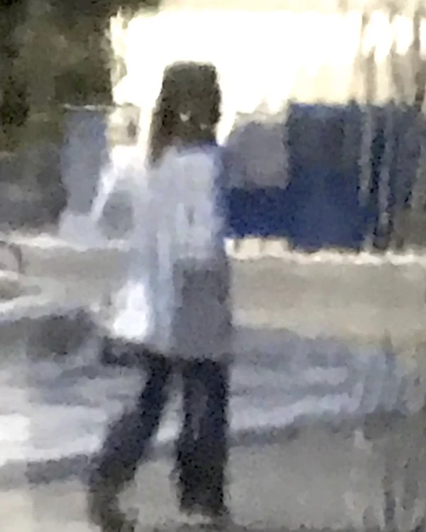 Photographie d’art impressionniste en tirage limité, silhouette féminine marchand sur une place - Sophie Moisan