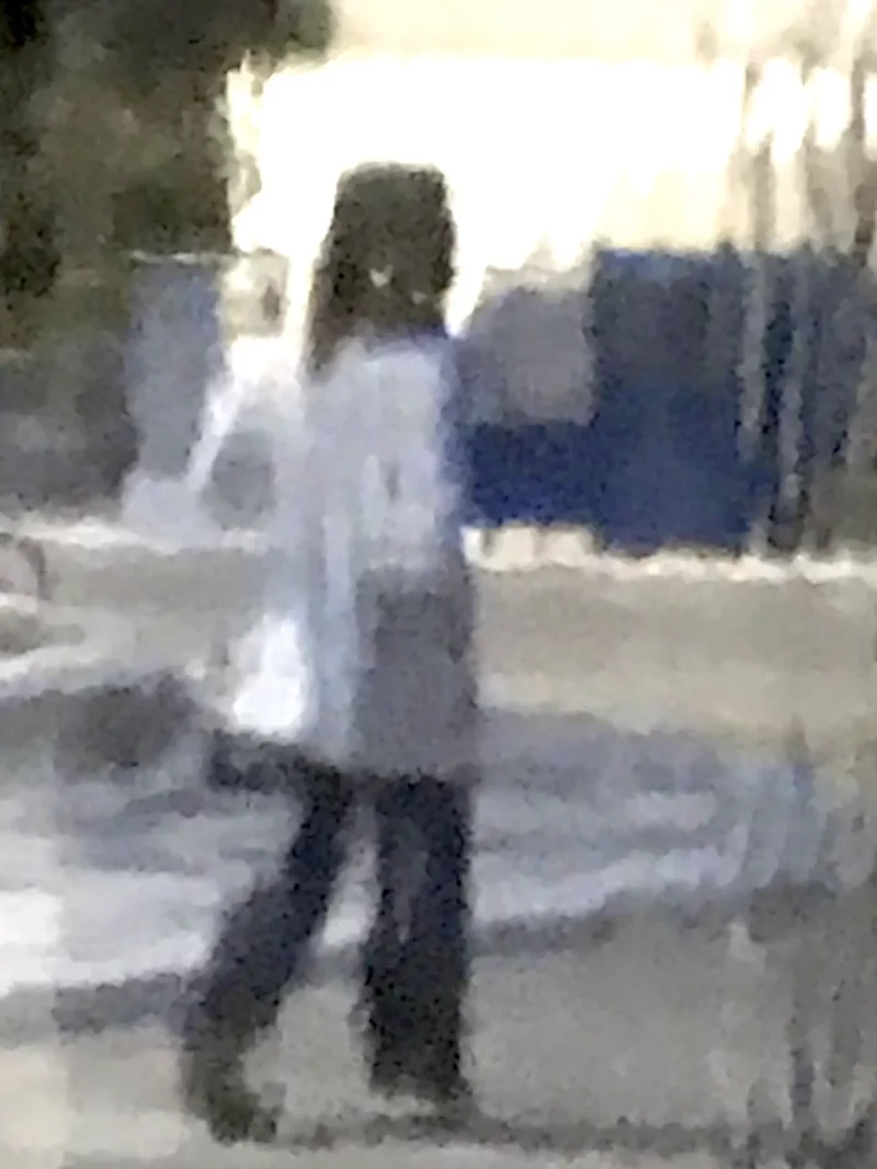 Photographie d’art impressionniste en tirage limité, silhouette féminine marchand sur une place - Sophie Moisan