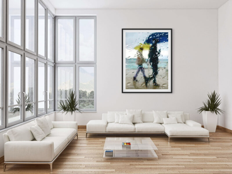 Mise en situation d'une photographie impressionniste e de Sophie Moisan dans un salon moderne. Tirage limité, silhouette floue sous la pluie, cadre posé dans un intérieur moderne.
