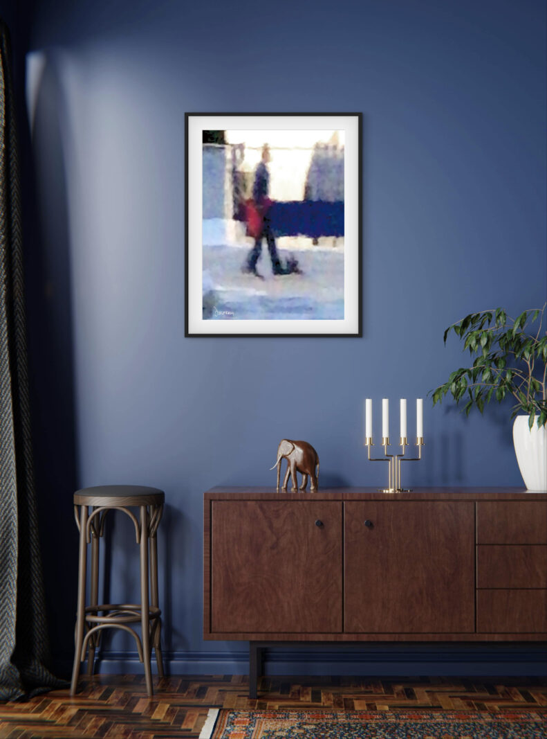 Mise en situation d'une photographie impressionniste de Sophie Moisan dans un salon moderne. Tirage limité, silhouette floue et son sac rouge marchant dans le bleu sous la pluie _ accroché sur un mur - Sophie Moisan