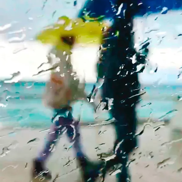 Œuvre photographique impressionniste de Sophie Moisan capturant la lumière et la pluie dans In the Rain for Love.