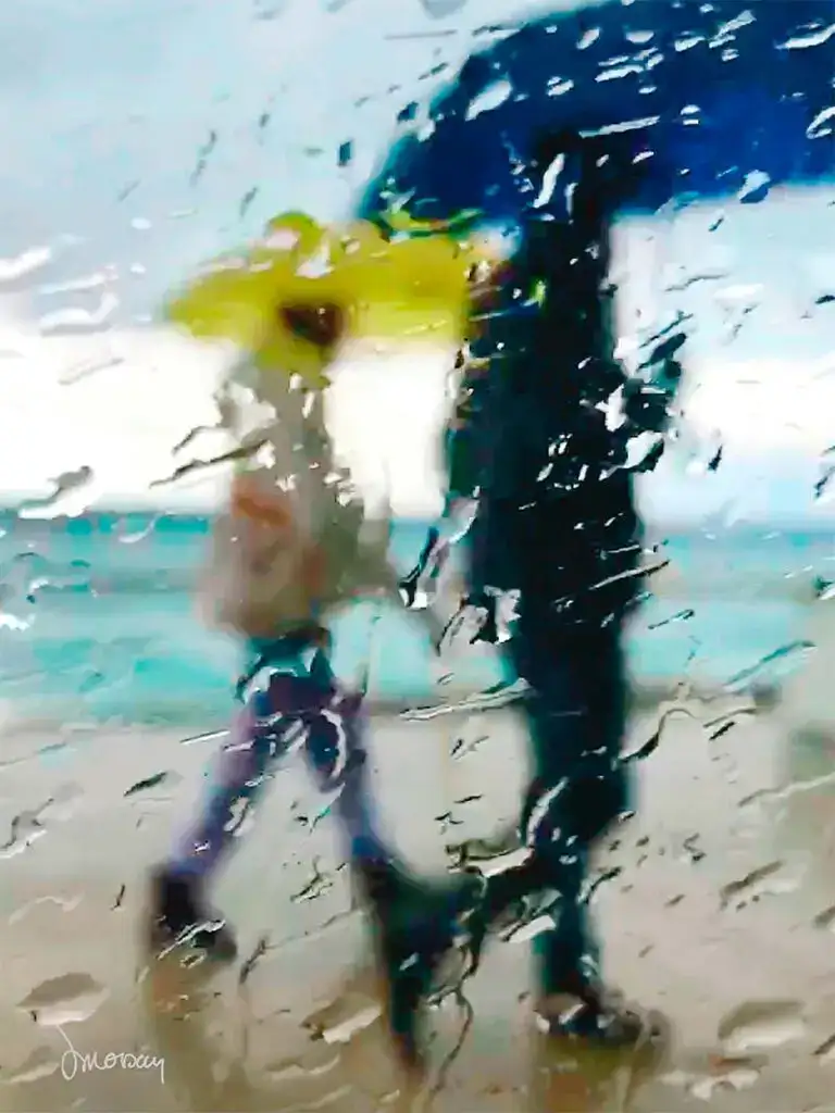 Photographie d’art impressionniste en tirage limité, un couple sous des parapluies jaune et bleu marchand sous la pluie au bor de la mer - Sophie Moisan