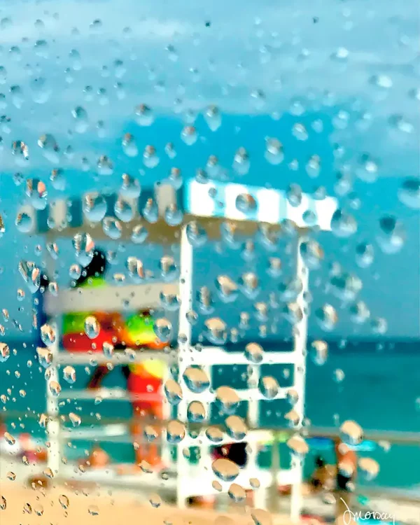 Photographie impressionniste en tirage limité, vue d'un poste de vigie en bois blanc sous le ciel bleu et la mer verte de la Riviera française - Sophie Moisan