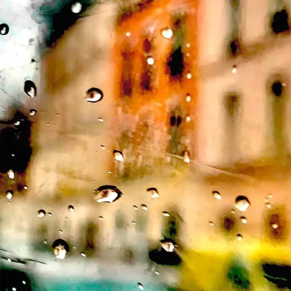 Photographie impressionniste La maison qui pleure de Sophie Moisan, immeubles parisiens ocres et flous sous la pluie à Paris.