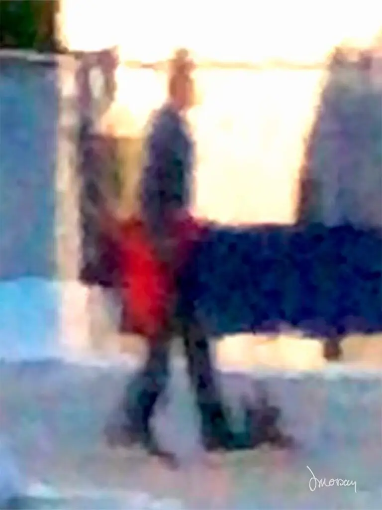 Photographie impressionniste en tirage limité, silhouette floue et son sac rouge marchand dans le bleu - Sophie Moisan