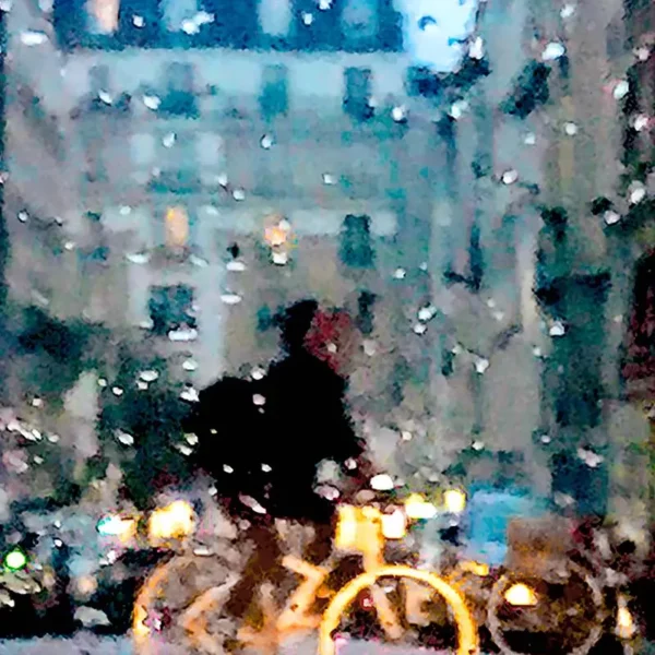 Œuvre photographique impressionniste de Sophie Moisan capturant le bonheur et la pluie à vélo dans Paris dans Le nez au vent.