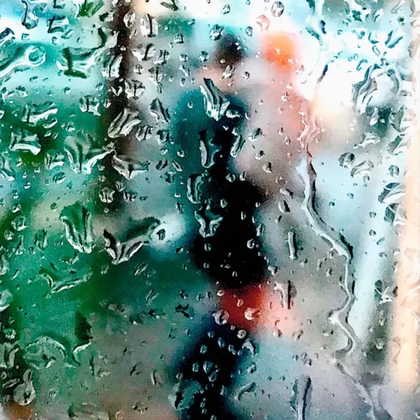 Image artistique de pluie et d’amour, série photographique impressionniste, Les amoureux de Sophie Moisan