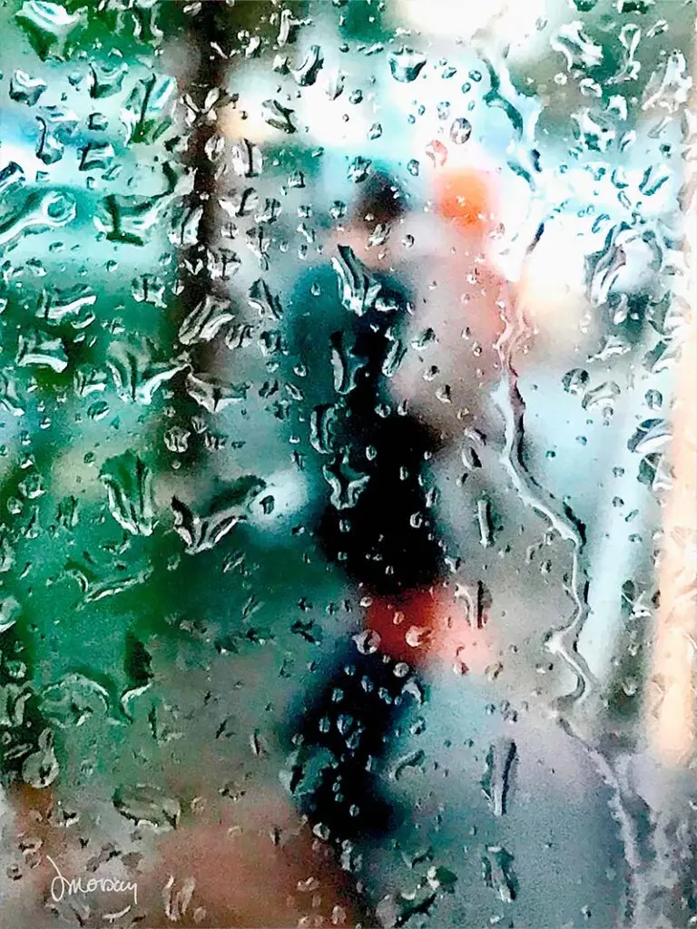 Photographie d’art impressionniste en tirage limité, deux amoureux marchand sous la pluie - Sophie Moisan