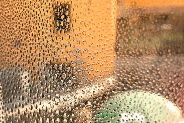 Photographie impressionniste Antoinettede Sophie Moisan, façades floues et parasols colorés dans le sud de la France. Deuxième prix catégorie photographies de L'abstract Art 2025