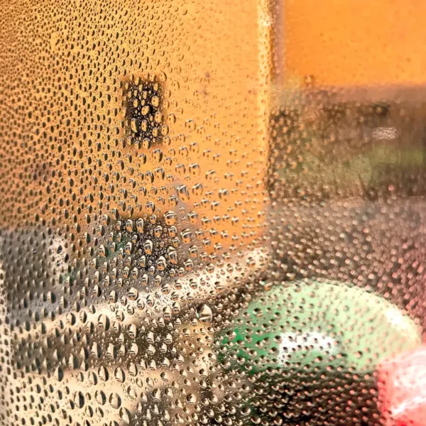 Photographie impressionniste Antoinettede Sophie Moisan, façades floues et parasols colorés dans le sud de la France. Deuxième prix catégorie photographies de L'abstract Art 2025