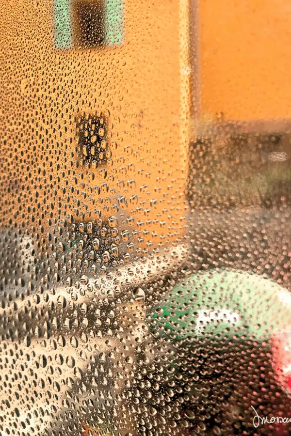 Photographie impressionniste Antoinettede Sophie Moisan, façades floues et parasols colorés dans le sud de la France. Deuxième prix catégorie photographies de L'abstract Art 2025