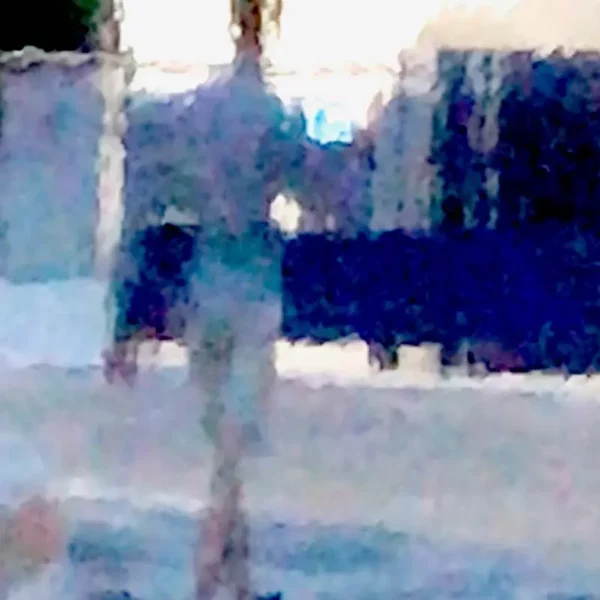 Photographie impressionniste Mister happy blue de Sophie Moisan, silhouette floue marchant heureux dans le bleu.