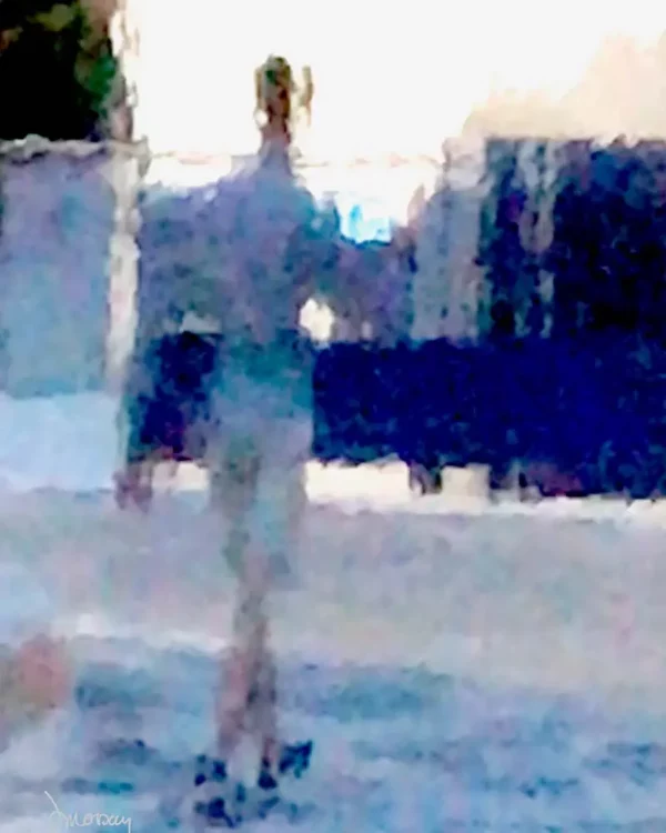 Photographie impressionniste, Mister happy blue, homme en silhouette floue marchant heureux dans le bleu - Sophie Moisan