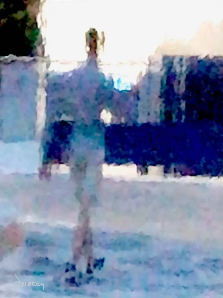 Photographie impressionniste, Mister happy blue, homme en silhouette floue marchant heureux dans le bleu - Sophie Moisan