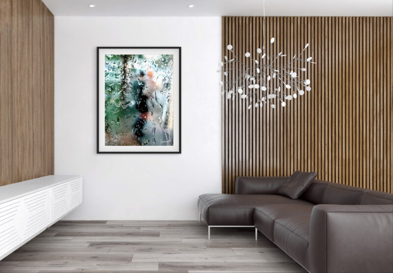 Mise en situation d'une photographie d’art impressionniste e de Sophie Moisan dans un salon moderne. Tirage limité, deux amoureux marchand sous la pluie - Sophie Moisan