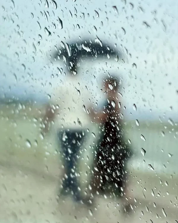 Photographie impressionniste en tirage limité, un couple de silhouettes floues se promènent sous la pluie en bord de mer - Sophie Moisan