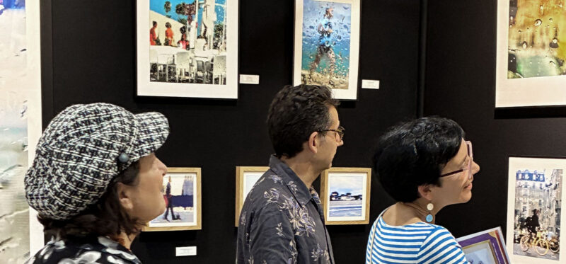 Sophie Moisan parle de son travail au salon d'art contemporain 3F Luxembourg