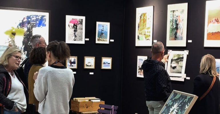 Visiteurs du stand artiti.art au salon d'ar contemporain 3F à Luxembourg