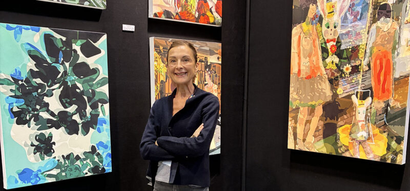 Caroline Moisan devant son travail à Luxembourg