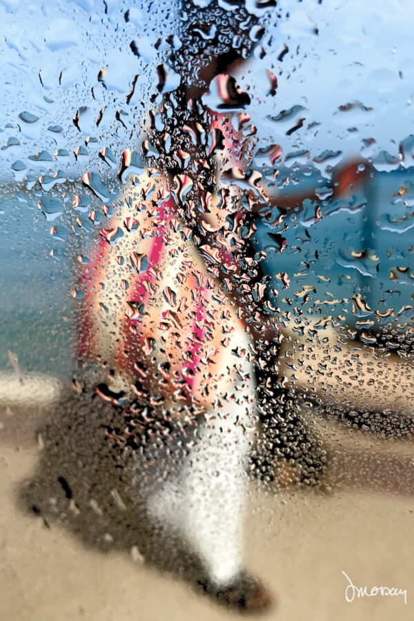 Photographie d’art impressionniste en tirage limité, silhouette féminine sous la pluie, mer et ciel bleu - Sophie Moisan