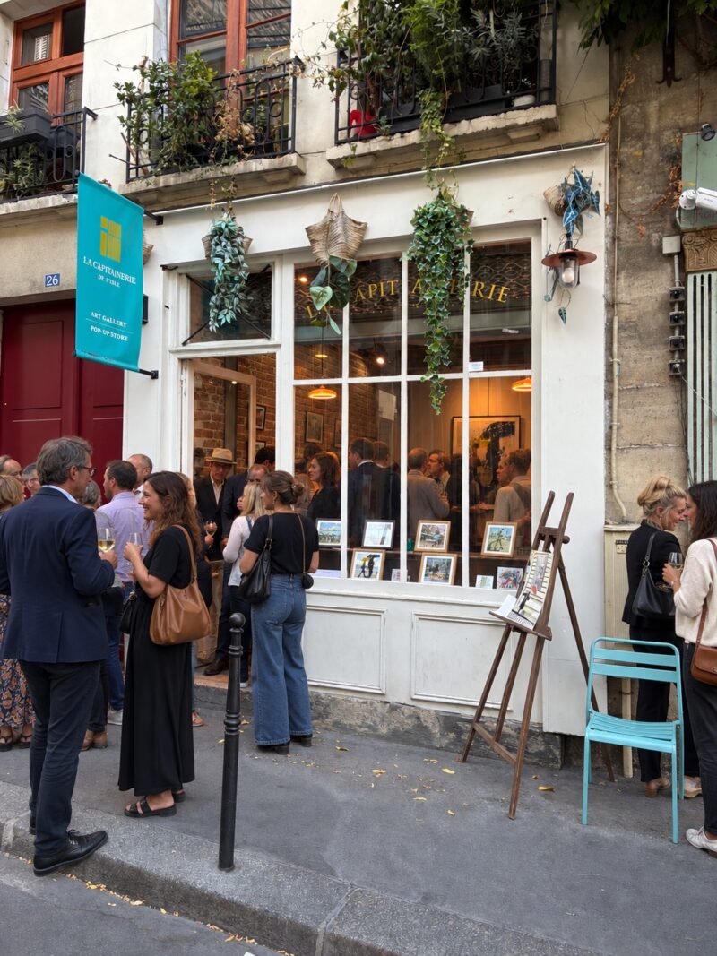 Nombreux invités réunis devant et dans la galerie La Capitainerie de l'Isle lors du vernissage de l'exposition de Sophie Moisan à Paris