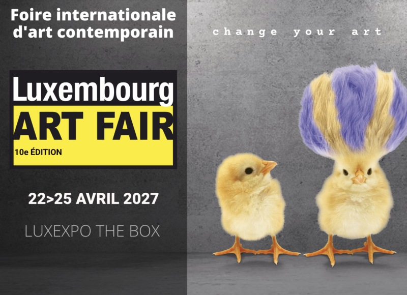 Affiche de la Luxembourg Art Fair, 10e édition, du 22 au 25 avril 2027 à Luxexpo The Box, avec deux poussins dont l'un coiffé d'une houppe violette et blonde