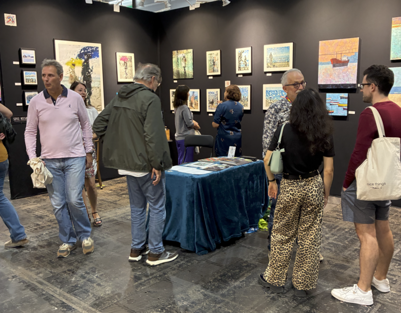 Stand de la galerie Artiti.art au salon Art3f Paris 2026, visiteurs devant les photographies de Sophie Moisan et les peintures de Miguel Núñez Rauschert