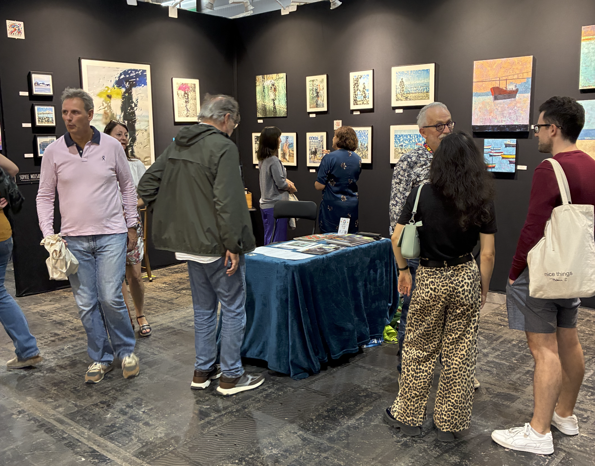 Stand de la galerie Artiti.art au salon Art3f Paris 2026, visiteurs devant les photographies de Sophie Moisan et les peintures de Miguel Núñez Rauschert
